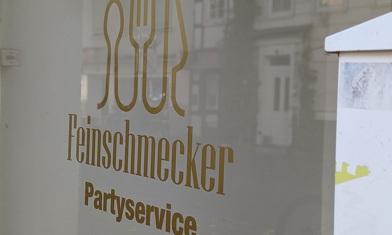 Schaufensterfolierung und Beschriftung in Gold in Lippstadt
