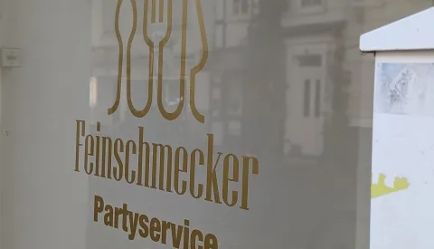 Schaufensterfolierung und Beschriftung in Gold in Lippstadt